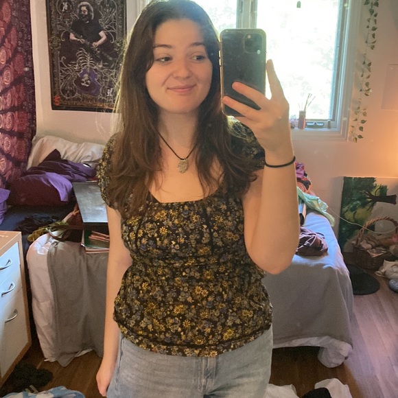 short sleeve flower blouse in a small size - Picture 3 of 4